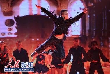 舞林大会黄曼夺冠视频,黄曼荣耀夺冠，舞动全场风采