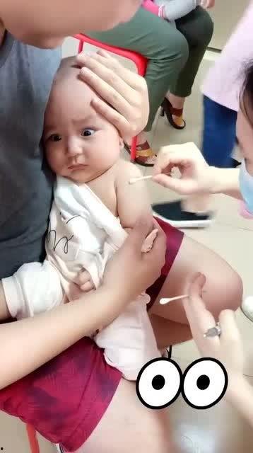 可爱小宝宝打针视频,萌化人心！